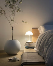 Laden Sie das Bild in den Galerie-Viewer, Louis Poulsen von Verner Panton 1971 | Tragbare Tischlampe Panthella 160 (mehrere Farben erhältlich)