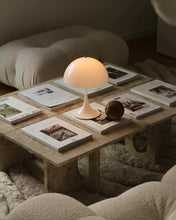 Laden Sie das Bild in den Galerie-Viewer, Louis Poulsen von Verner Panton 1971 | Tragbare Tischlampe Panthella 160 (mehrere Farben erhältlich)