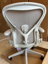将图片加载到图库查看器,Herman Miller | Aeron Chair With Mineral Frame with Mineral Base
