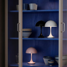 Laden Sie das Bild in den Galerie-Viewer, Louis Poulsen von Verner Panton 1971 | Tragbare Tischlampe Panthella 160 (mehrere Farben erhältlich) 
