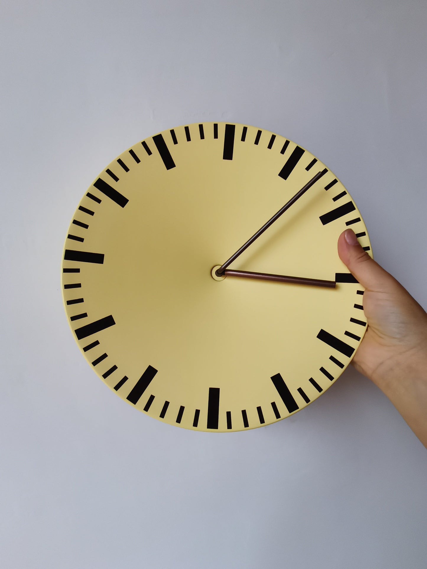 HAY | Horloge analogique - Jaune