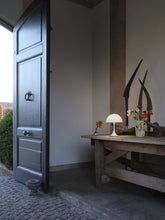 Laden Sie das Bild in den Galerie-Viewer, Louis Poulsen von Verner Panton 1971 | Tragbare Tischlampe Panthella 160 (mehrere Farben erhältlich) 
