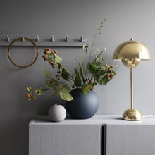 Laden Sie das Bild in den Galerie-Viewer, &amp;TRADITION | Blumentopf VP3 von Verner Panton 1969 - Poliertes Messing 
